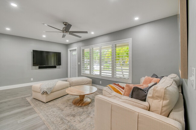 Building Photo - 400 Tequesta Dr