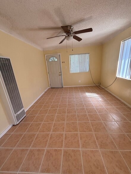 Living room - 6617 Purdy Ave