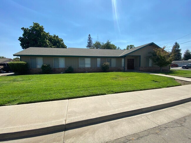 Building Photo - Charming Home for rent in Exeter, Ca