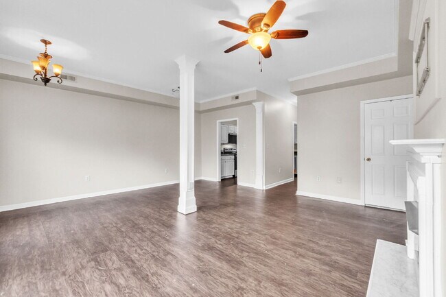 Building Photo - Beautifully Renovated Townhome (2BR/2.5BA)...