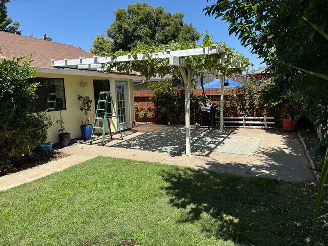 Building Photo - 2940 Candido Dr