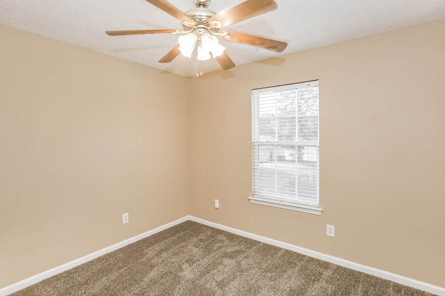 Building Photo - 5900 Hewitt Dr