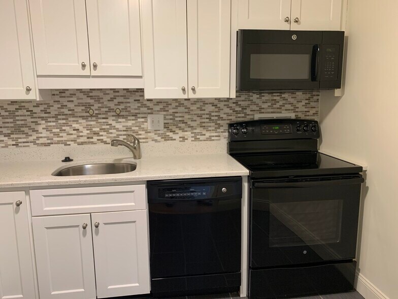 Building Photo - 101 Monmouth St