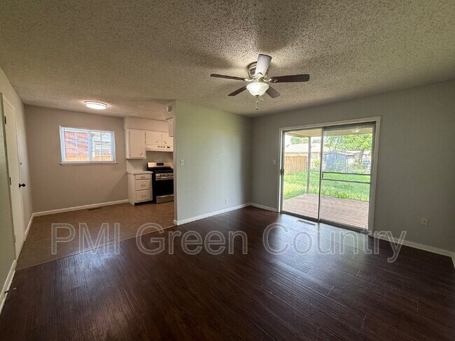 Building Photo - 4805 Bermuda Cir