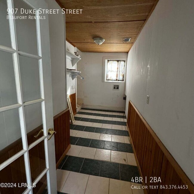 Building Photo - 907 Duke St