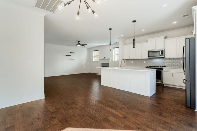 Building Photo - Gated Community - Villages of Stoneybrook