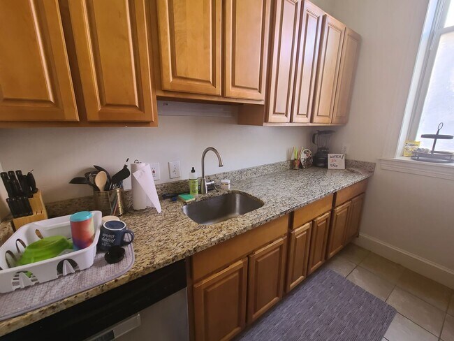 Building Photo - Spacious 2BR/1.5BTH w/ HW Floors, New Kitc...