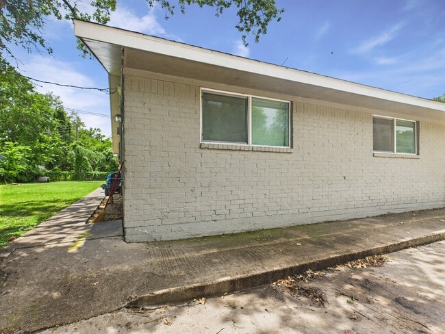 Building Photo - 107 Davis St