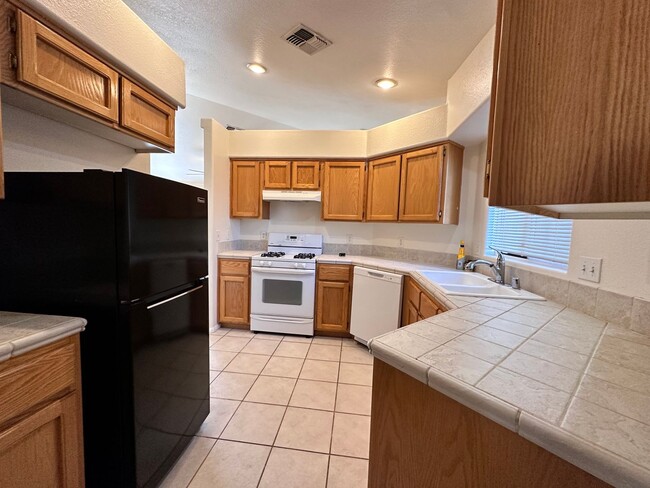 Building Photo - Great 3 Bedroom, 2 Bath Home Centrally located in Kingman!