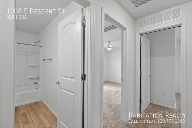 Building Photo - 1008 E Descent St