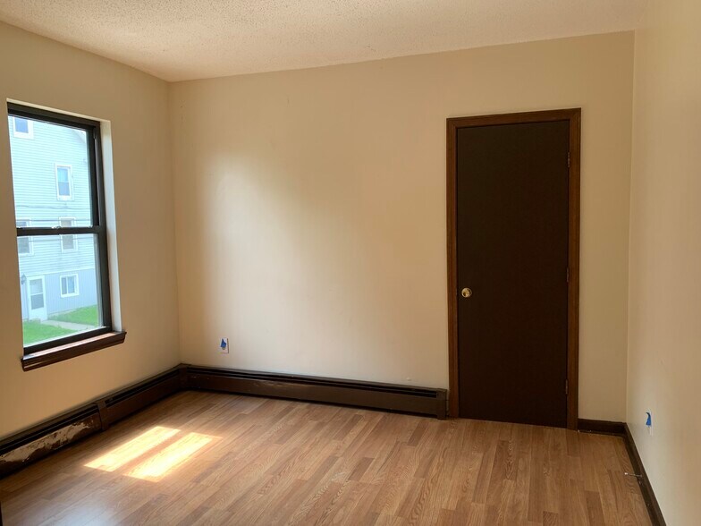 Building Photo - 4 Flower St