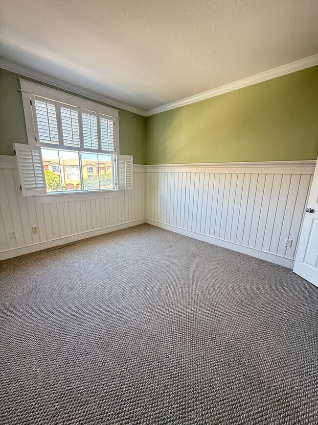 Building Photo - Great 2 bedroom unit upstairs nobody above you!