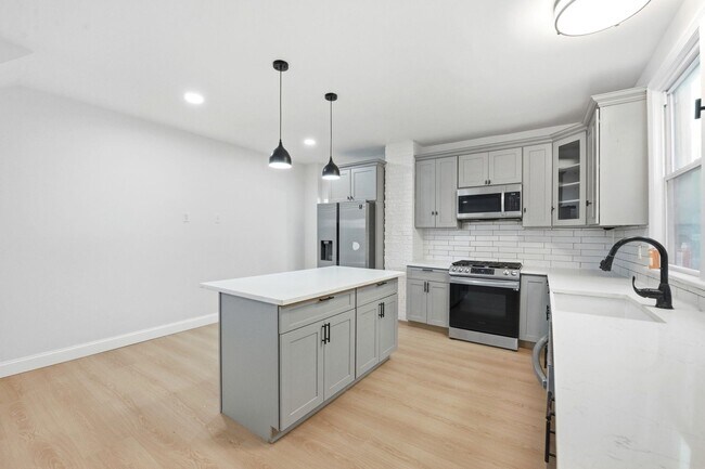 Building Photo - 139 W 51st St