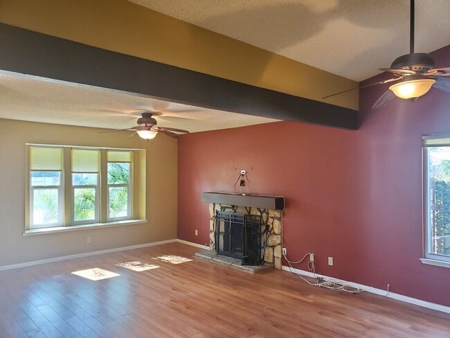 Building Photo - Single Family and Single Story Beautiful H...