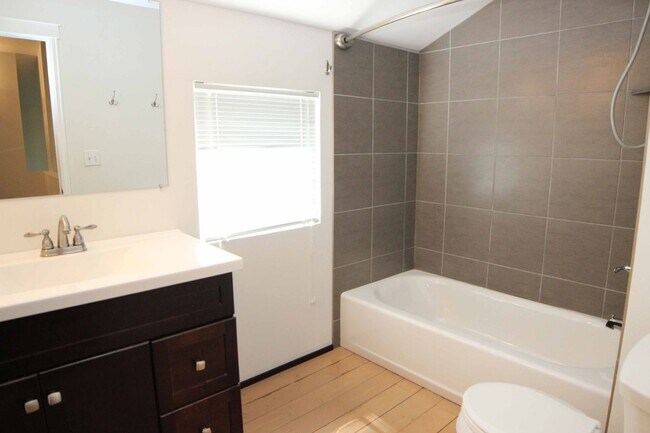 Building Photo - 318-320 W Myrtle