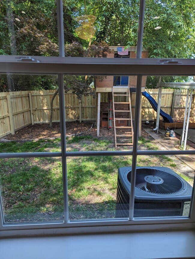 Building Photo - Colonial Heights