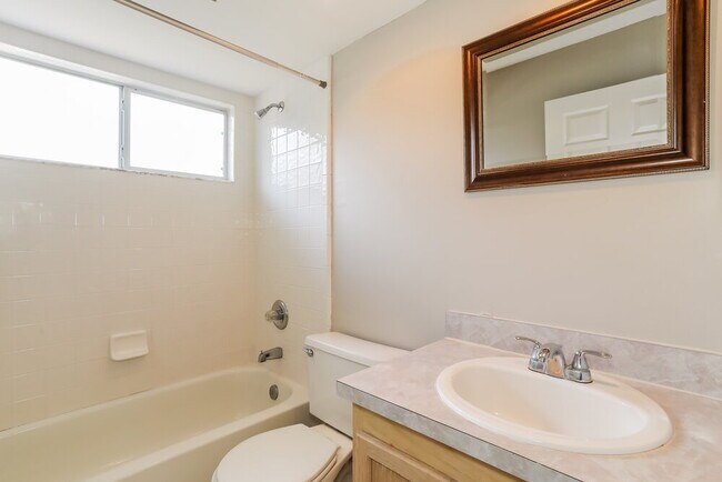 Building Photo - 265 Maplewood Dr