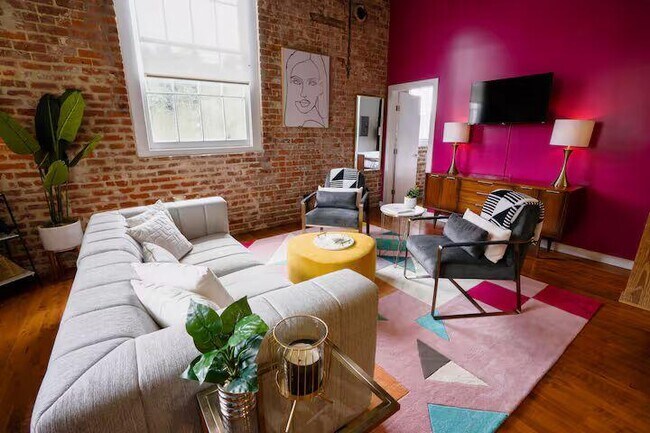 Building Photo - 709 Jackson Ave