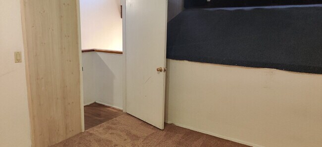 Building Photo - 3 bedroom 2 bathroom townhome available fo...