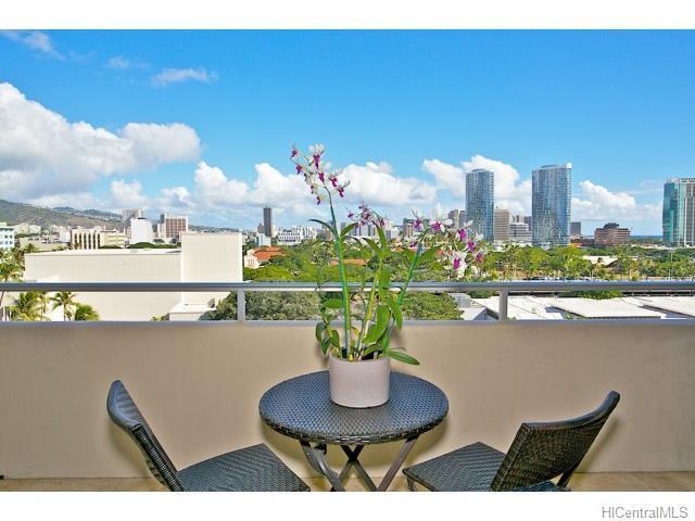 Building Photo - Roya Court Furnished 1 bed, 1 ba, 1 parkin...