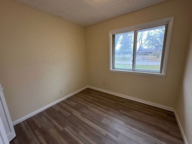 Building Photo - 13 W Adams Dr