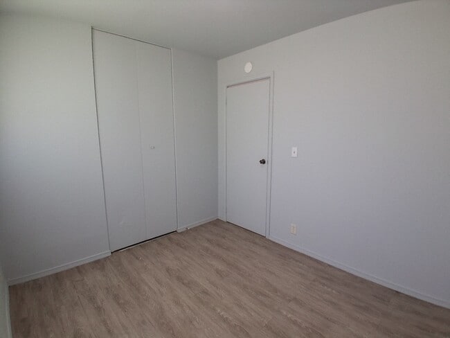 Building Photo - 1709 Crestview Dr