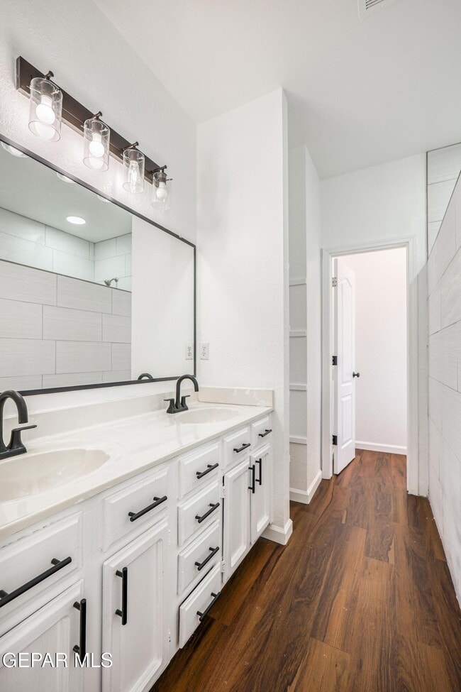 Building Photo - 7600 Plaza Redonda Dr