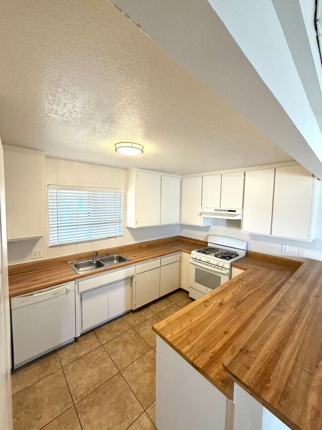 Building Photo - 73445 Sunnyvale Dr