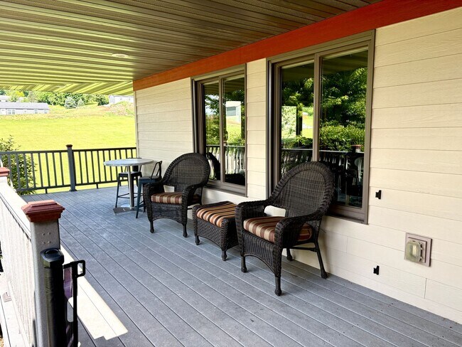 Building Photo - 3 Bed, 2 Bath Duplex in Hillsboro