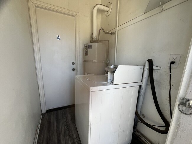 Building Photo - Conveniently located 1-bedroom, 1-bath apa...
