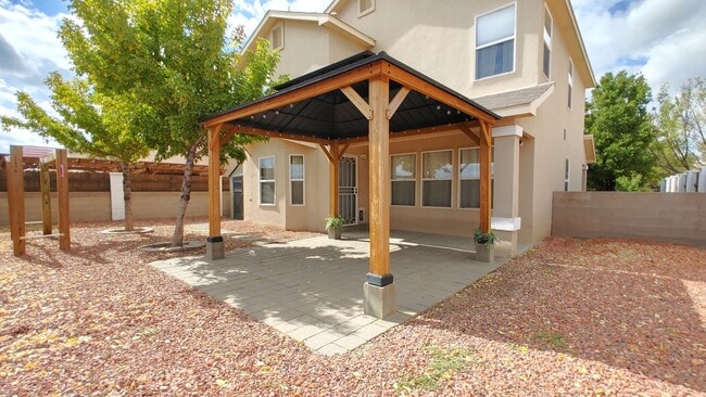 Building Photo - Large 3 Bedroom 2.5 Bathroom Located In Th...