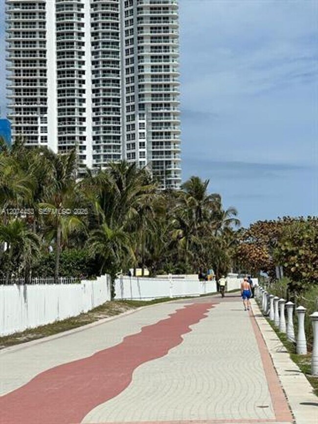 Building Photo - 6039 Collins Ave