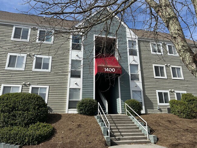 Building Photo - Spacious 4bd/2ba Apartment at Hunters Ridge Condominium