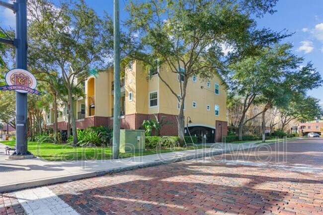 Building Photo - 2010 E Palm Ave