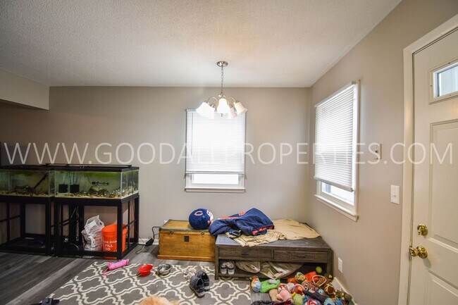 Building Photo - 2 Bedroom 1.5 Bath Home