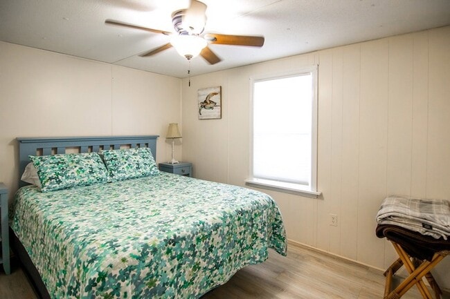 Building Photo - 1631 W Pine Lake Dr