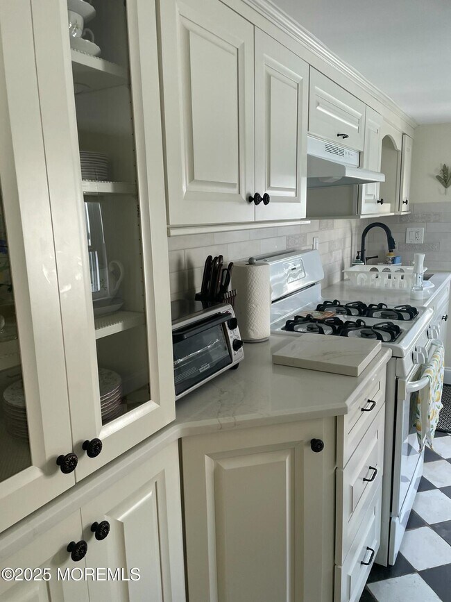 Building Photo - 7 Webb Ave