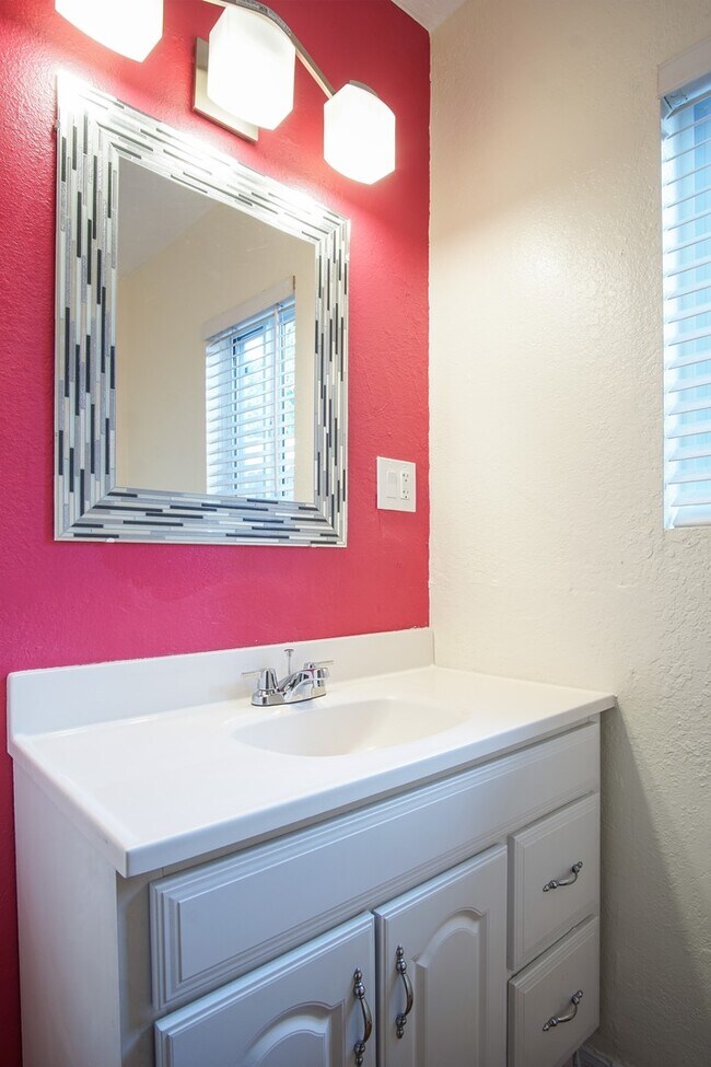 Building Photo - Historic Kensington - Charming 2bd/2ba with Bonus Room & parking - Ground floor Level