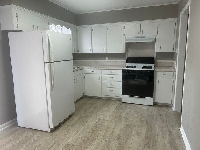 Building Photo - 405 Lindenhurst Dr