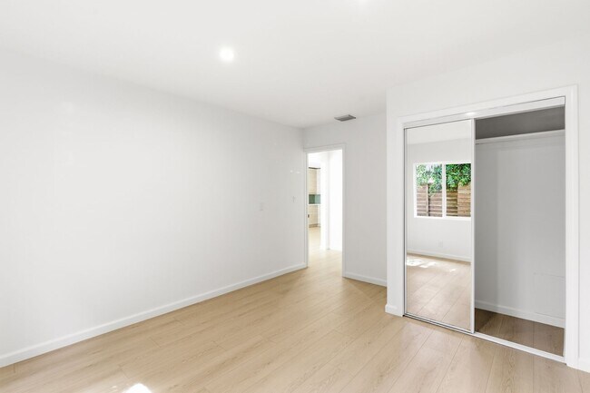 Building Photo - Beautiful modern 3 Bed + 2 Bath House