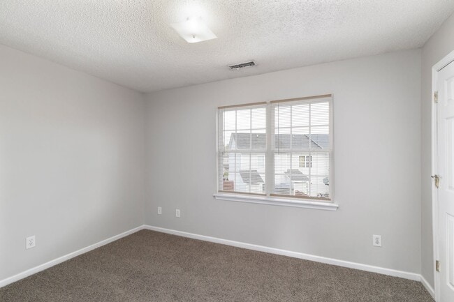 Building Photo - 2 Bed 2.5 Bath Townhome