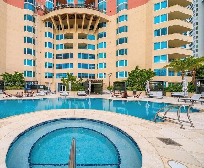 Building Photo - 300 South Pointe Dr