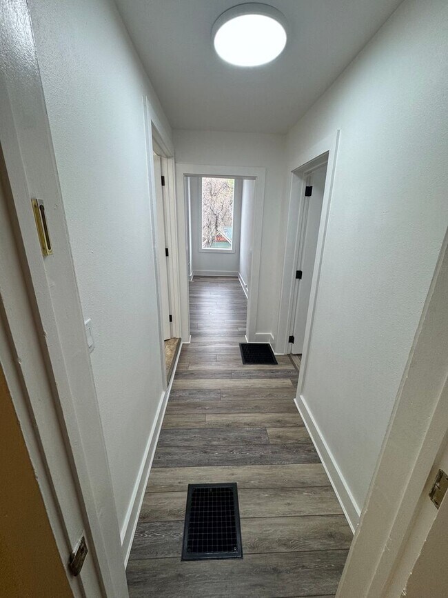 Building Photo - 412 8th St