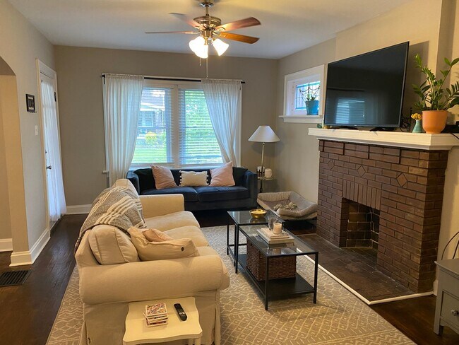 Building Photo - Large Spacious Home with 2 Car Garage in South Hampton