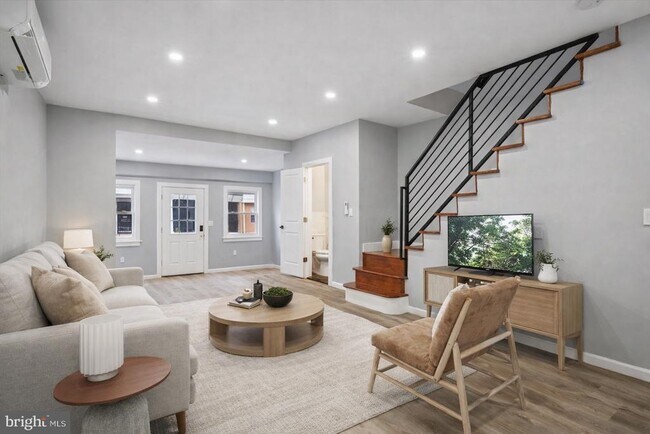 Building Photo - 547 S Yewdall St