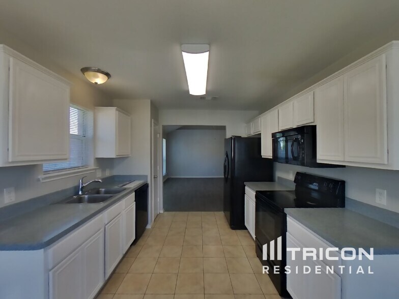 Building Photo - 6910 Meadow Bend Dr