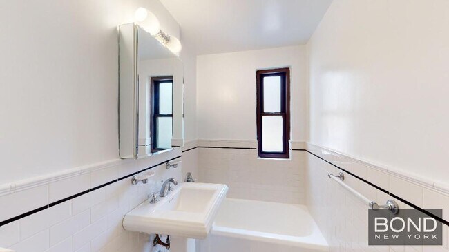 Building Photo - 141 E 56th St