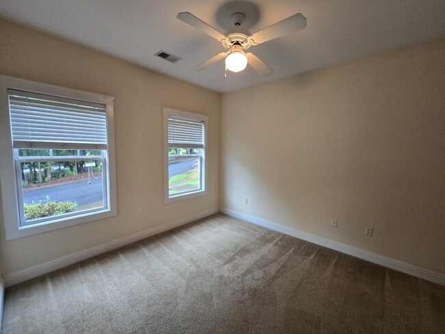 Building Photo - 2140 Lakeside Dr