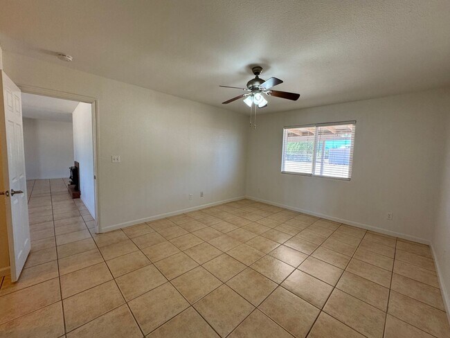 Building Photo - Hesperia Home on The Mesa