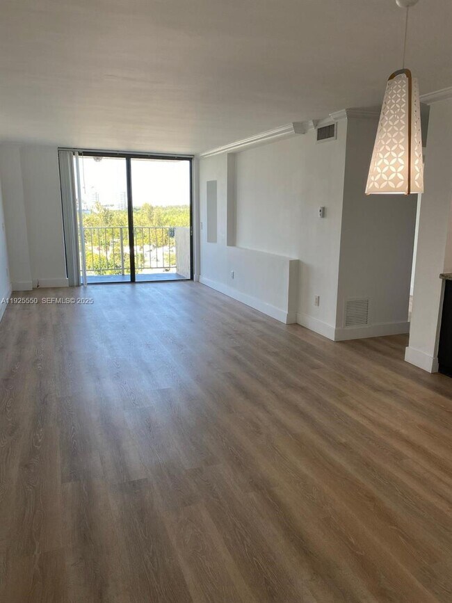 Building Photo - 2350 NE 135th St